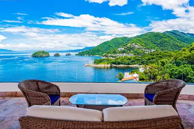 Image de Exquisite waterfront condo with amazing pool, balcony & W/D