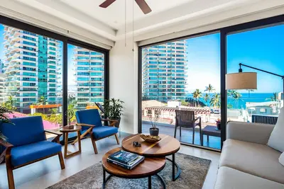 Image de 5th-floor condo with partial ocean views, heated pool, sauna, gym, balcony, W/D