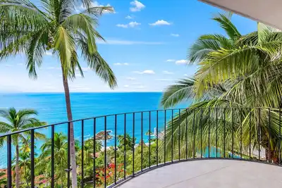 Image de Bright ocean-view 2-story condo near beach with pool, balcony & full kitchen