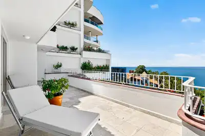 Image de Modern coastal villa with ocean views, pool, WiFi & full kitchen