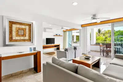 Image de Elegant hillside villa with panoramic views, pool, hot tub & luxe interiors