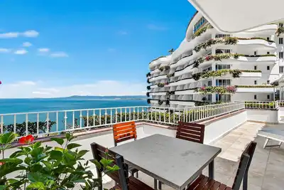 Image de Coastal retreat condo with resort-style pool, hot tub & oceanfront terrace