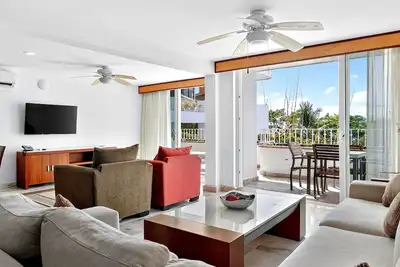 Image de Stunning oceanview suite with cliffside infinity pool, terrace & gourmet kitchen