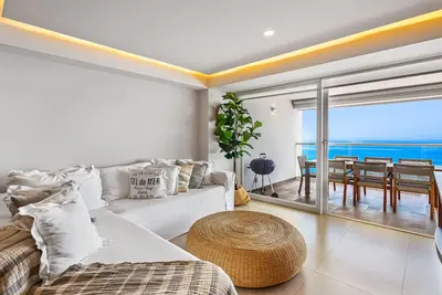 Image de Luxury apartment with infinity pool, ocean views, balcony & easy downtown access