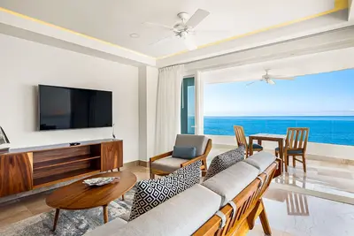 Image de Exquisite condo with panoramic ocean views, amazing pool & balcony