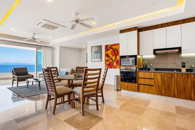 Image de Luxurious condo with huge, oceanfront balcony, pool & pool spa