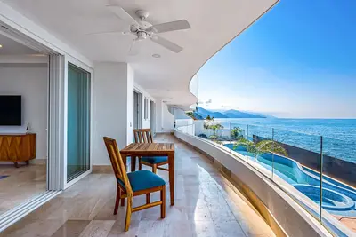 Image de Luxe 2nd-floor condo with endless ocean views, pool, spa & balcony
