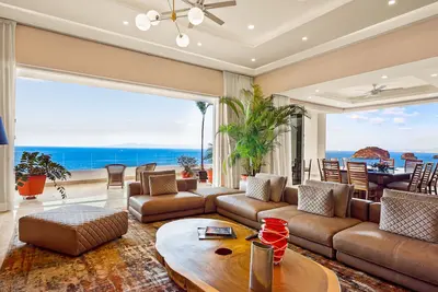 Image de Upscale oceanfront condo with extensive balcony, pool & ocean views