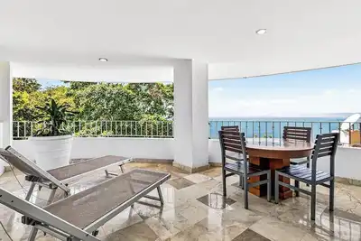 Image de Partial ocean-view suite with 3 pools, hot tub, spa & balcony