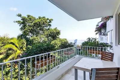 Image de Luxurious partial ocean-view suite with 3 pools, hot tub, gym & balcony