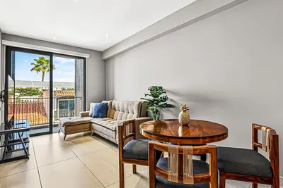 Image de Modern condo with rooftop pool, balcony, gas grill & gym access