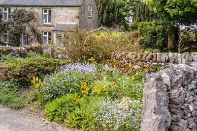 Image de Stunning Church View with Gardens