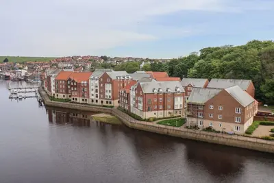 Image de Riverside Retreat, Whitby. Tv.