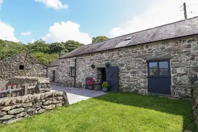 Beudy Bach, Llanfair