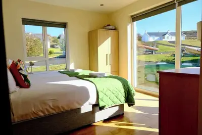 Bungalow with Sea & Mountain Views I Huge Decking