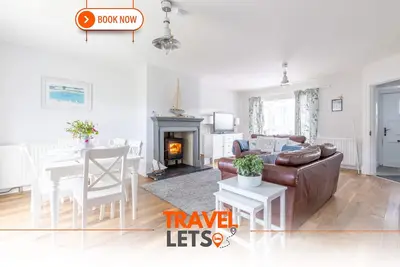 8 Guests, Private Garden, Located Near Beach