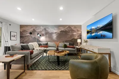 Image de New! Highline Haus | Walk to Shows | Billiards, Hot tub, Theater