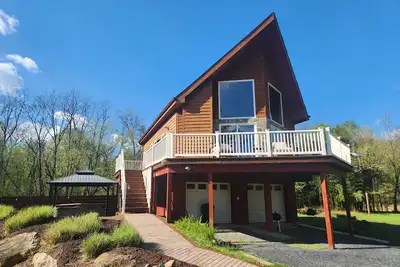 Image de Riverfront! Beautiful Views! Hot Tub, Large Lot Close To Luray Caverns!