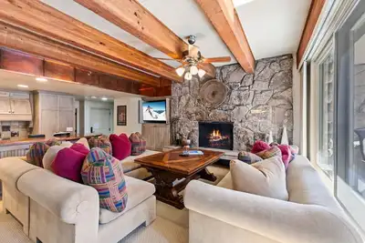 Image de Cozy Mountain Getaway by InvitedHome | Hot Tub, Pool, Village Center