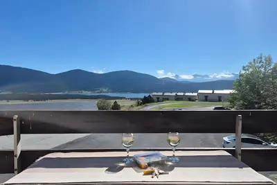 Image de Appartement 'Studio - Soleil et Montagne' avec vue sur le lac et balcon