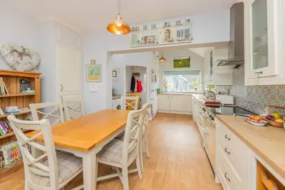 Image de Bright & spacious 4-bedroom bungalow with garden