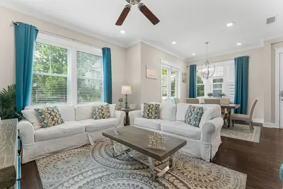 Image de Enjoy the beach in this beautiful home in 30a! \nGolf Cart - Bikes - Heated Pool
