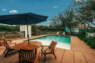 Image de Going CoConuts - cottage by the pool. dog friendly