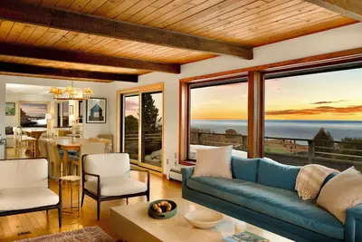 Image de Gorgeous Hilltop Home Overlooking Lake Superior