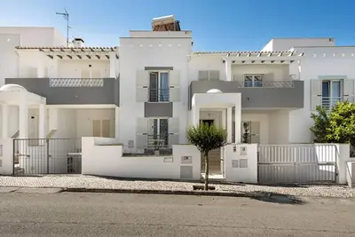 Image de Comfortable & spacious house with large terraces, Jacuzzi and private garage.