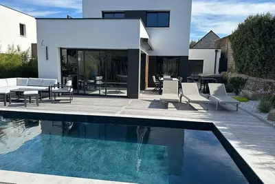 Image de Maison contemporaine au coeur de Guérande avec piscine et spa