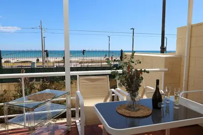 Image de Maison incroyable en face de la mer avec piscine et 2 chambres