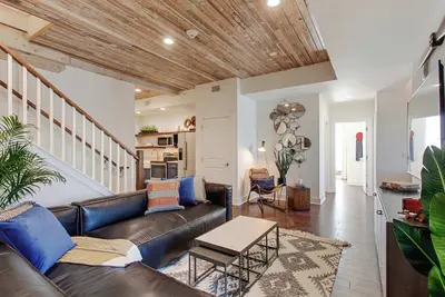 Image de 4br Condo | Downtown Savannah Nightlife