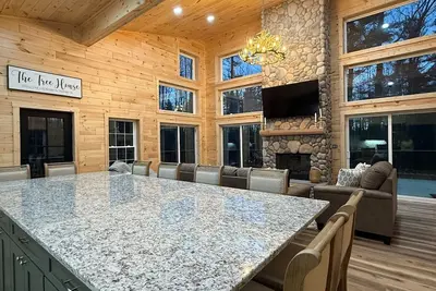 Image de Luxury Tree House On Lake Albanese Kayaks Hot Tub