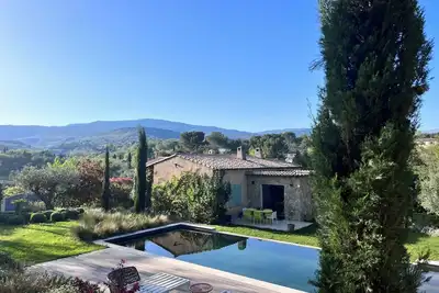 Image de Maison provençale avec charme doté d’une vue et d’un confortable pool-house