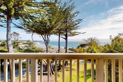 Image de Updated home with ocean views, private hot tub, fire table, outdoor kitchen