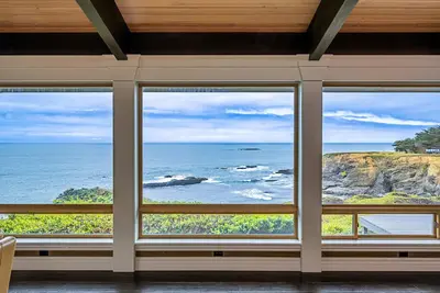 Image de Luxury blufftop home with hot tub, wraparound deck, gourmet kitchen & ocean view