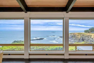 Image de Blufftop home with hot tub & forever oceanfront views & private cottage