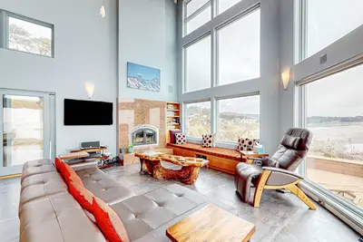 Image de Luxury oceanfront home with 270-degree views, hot tub & 2 fireplaces