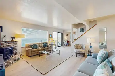 Image de Oceanfront home with fireplace & private hot tub - close to town