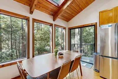 Image de Forested home with fireplace & ev charger near Anchor Bay, dogs welcome