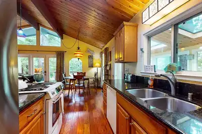 Image de Cozy House with Ocean Views, Private Hot Tub & Beach Access Nearby