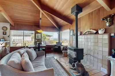 Image de Gualala home with partial ocean view & gas fireplace near town