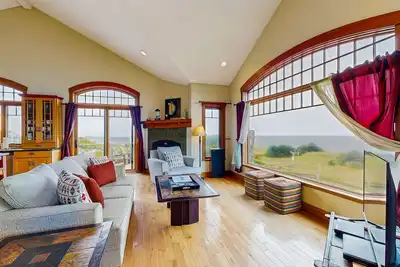 Image de Gualala home with ocean views, Viking kitchen & gas fireplaces