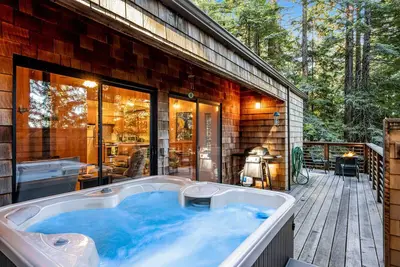 Image de Forested home with hot tub, deck, gas grill, fire table, & wood-burning stove