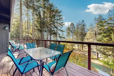 Image de Updated coastal home with ocean views, gas grill, private deck-surrounded by forest
