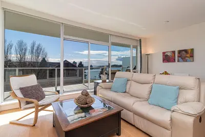Image de Luxury Waterfront Gem with Panoramic Bay Views
