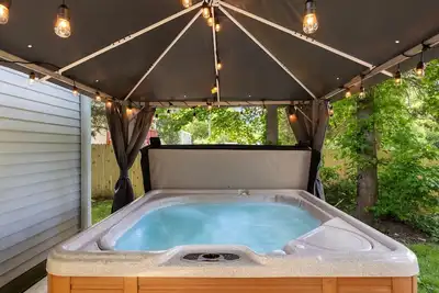 Image de Hot Tub Oasis Close to Airport 2Bd