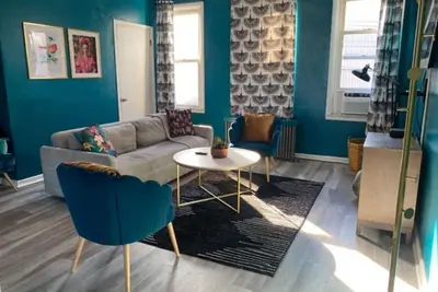 Image de M&J - 2615 Jane · Colorful Southside gem! Off-street parking!