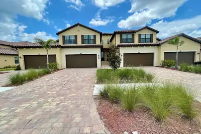 Image de 3 bedroom 2 bath condo in a gated community with amenities.