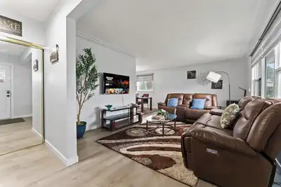 spacious 5br Family Home -Game Room